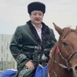 Түркістандықтар Жүрсін Ерман мен Аманжол Әлтайға ат мінгізді