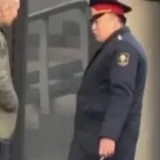 Қырғызстан ІІМ басшысы қоғамдық жерде темекі шеккені үшін айыппұл арқалады