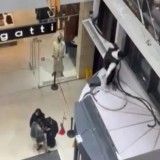 Атыраулық жасөспірім сауда орталығында биіктен секіріп кеткен