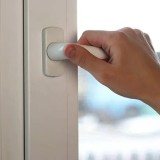 Қостанайда 15 жастағы қыз бала көпқабатты тұрғын үйдің терезесінен құлап кетті