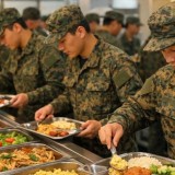 Қазақстан әскері швед үстелінен тамақтанады