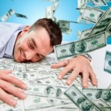 55 жастағы әйел өзінен 30 жас кіші жігітке үйленіп, 3 миллиард теңге ақшасын сыйлаған (ФОТО)