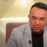 "Амал нешік? Мәңгілік ешкім жоқ": Әнші Нұрлан Албан марқұм анасын еске алып, елді жылатты (ВИДЕО)
