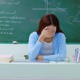 "Әбден шаршатты": Мұғалім оқушылар мен ата-аналардың қысымынан кейін мектептегі жұмысын тастады