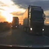 Ақтөбеде ер адам жүк көліктерінің ортасынан өтіп, аман қалды