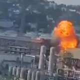 Дрон шабуылынан кейін «Роснефть» мұнай өңдеу зауыты өртеніп жатыр