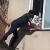 Екібастұзда ер адам терезедегі баланы құлап кетуден құтқарып қалды