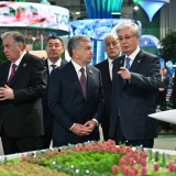 Мемлекеттер басшылары Өңірлік экологиялық саммиттің көрме павильондарын аралады