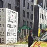 Үш бала өртеніп кеткен тұрғын үйдің шатырынан секірмек болған жас жігітті қамауға алды