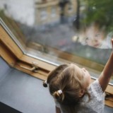 Терезені ашық қалдырған ата-аналарға айыппұл салынады