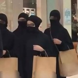 Алматыда никаб киген әйелдермен жүрген ер адам видеосы тексерілді