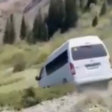 Көлсай көлдері маңында туристік автобус таудан құлап кетті