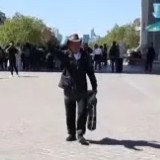 76 жастағы қария саяхатшы 53 күнде Парижге жаяу барды