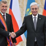 Президент Чехия Премьер-министрін І дәрежелі «Достық» орденімен марапаттады