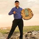 Елтаңбаны қоқыстан алып, үйіне ілген блогерге айыппұл салынды