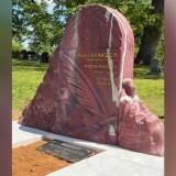 Мұхтар Мағауиннің басына құлпытас орнатылды