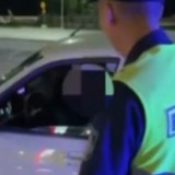 Өскеменде көлік терезесінен аяғын шығарған жолаушы жазаланды