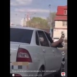 Өскеменде көлік терезесінен аяғын шығарған адам жауапқа тартылды