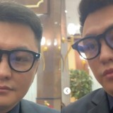 Мәжіліс отырысына камерасы бар көзілдірік тағып барған депутат Мұқаев журналистердің сынына қалды
