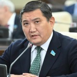 Депутат Бақытжан Базарбек отбасы шығынына байланысты әйелінен жұмысқа шығуын сұраған