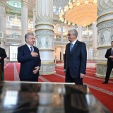 Қасым-Жомарт Тоқаев пен Шавкат Мирзиёев Өзбекстан тарту еткен Түркістандағы жаңа мешітті аралап көрді