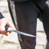 Қарағандыда бозбала аулада ойнап жүрген 8 жастағы баланы пышақпен қуалаған