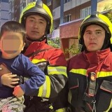 Алматыда 5 жасар бала терезеден құлап кете жаздады