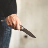 Алматыда көшеде пышақпен жүрген ер адам іздестіріліп жатыр
