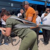Айгүл Ержанова 13 тонналық автобусты сүйреп, әлем рекордын жаңартты