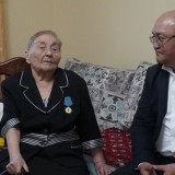 Тыл ардагеріне тағзым: Оралда ардагер ұстазға құрмет көрсетілді