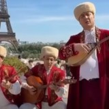 Қазақстандық өнерпаздар Эйфель мұнарасының жанында шағын концерт қойды