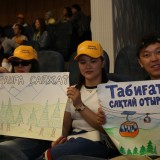 Алматыда өткен қоғамдық тыңдауда жастар плакаттармен Almaty Superski жобасын қолдады