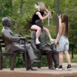 Астанада Алаш арысы ескерткішін қорлаған қыз қылмыстық жауапқа тартылды