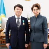 Димаш Құдайбергеннің әкесі «Парасат орденімен» марапатталды