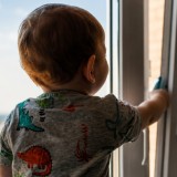 Дәрігер: Көбіне терезеден бес жасқа дейінгі балалар құлайды