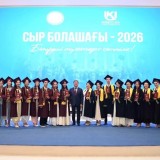 Қызылорда облысының әкімі магистратура түлектеріне диплом табыстады