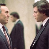 1990 жылғы сирек сурет: Назарбаевтың темекі ұстап тұрған фотосы жарияланды