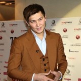 Әнші елді екіге бөлді