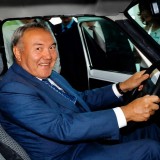 222 млн теңгелік Mercedes-тен Maybach-қа дейін: Назарбаев президент кезінде қандай көліктерге мінген?