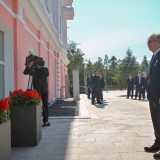 Президент майдангер Кемел Тоқаевқа арналған ескерткіш тақтаға гүл шоғын қойды