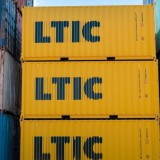 Контейнерлерді түсіріп жатқан екі жұмысшы қаза тапты