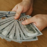 Ақша айырбастау орындарында доллар 3 теңгеге арзандады