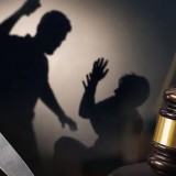 Атырауда ұлын пышақтаған әке сот залынан босап шықты