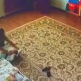 Атырауда балабақша тәрбиешісінің бүлдіршінге күш қолданғаны видеоға түсіп қалды