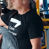 Қарағандада Z белгісі бар жейде киген жолаушы қызу талқыға түсті