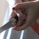 Күйеуін пышақтап өлтірді деп айыпталған әйел сотта ақталып шықты