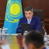 Бектенов үш ауысымды мектептер мәселесі жөнінде айтты