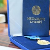 Депутаттардың төсбелгісі өзгереді: Алтыннан бас тартылады