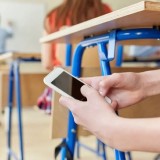 Депутаттар 16 жасқа дейінгі балалардың әлеуметтік желіге кіруіне шектеу қою тетігін нақтылауды ұсынды
