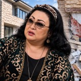 Мақпал Жүнісова үйін жөндеген құрылысшыларға шағымданды